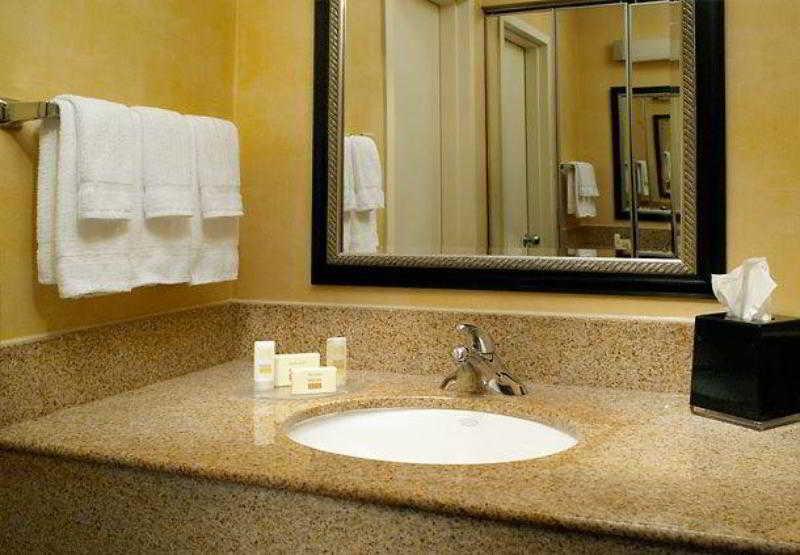 Courtyard By Marriott Augusta Hotel Room photo